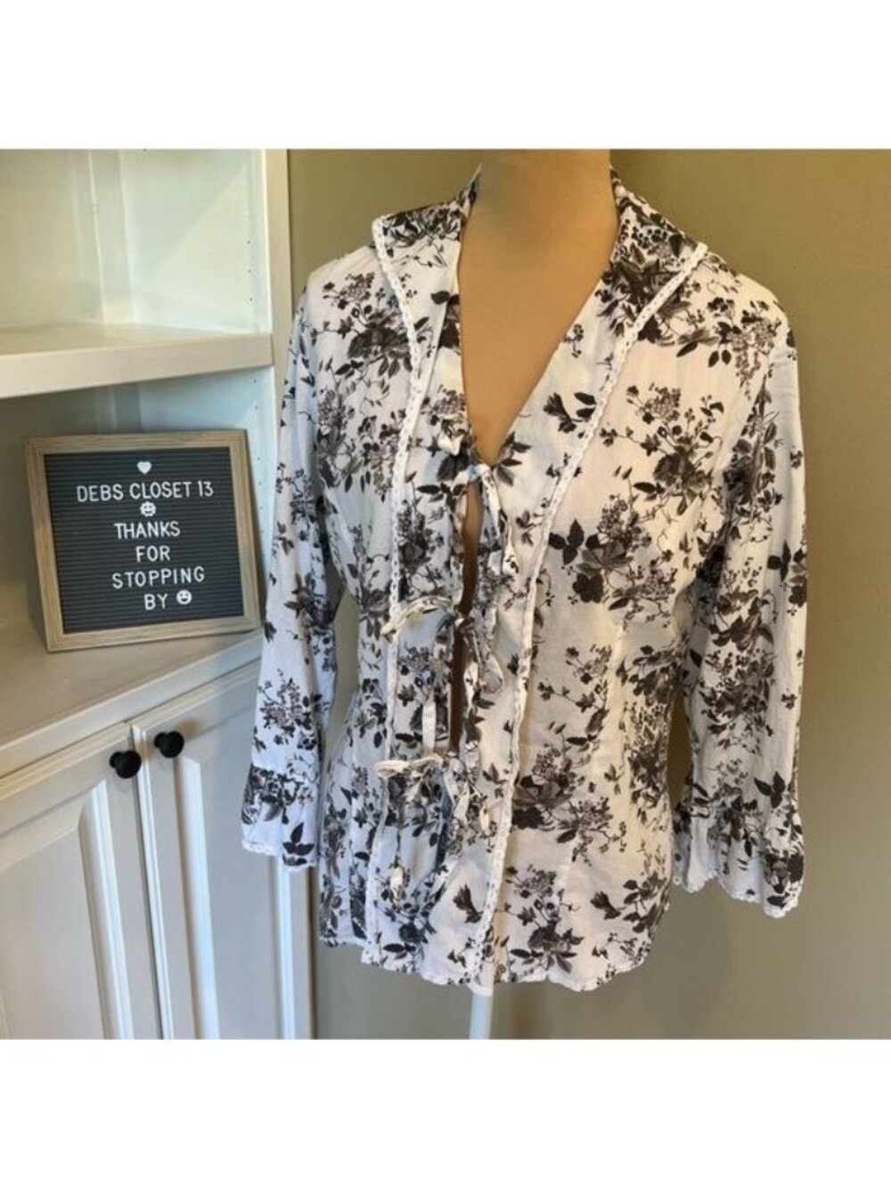 Point Zero Women’s Blouse Size Medium Cottagecore Black White Floral Front Ties